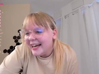 lisalaas BBW cam girl enjoys deep sucking cocks in the chatroom