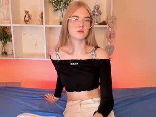 nencyvena teen european cam chick in a wonderful and sensual live sex action