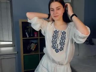 youne_and_beautiful beauty cam babe dancing and undressing to music