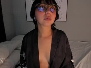 arya_line cute cam girl uses a toy on pussy and one on clit