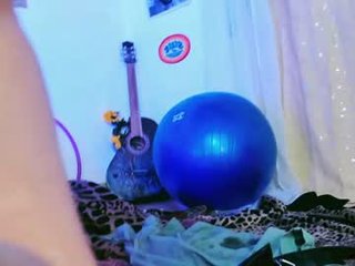 hathor_111 latina cam babe - queen striptease online