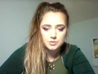 sweet_coral cute cam girl in beautiful lingerie in the chatroom