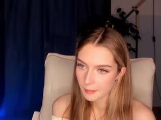 darelleeverist sex cam with a horny cute cam girl that's also incredibly naughty