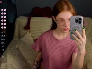muerta1 redhead cam babe loves finger fucking her bald little pussy