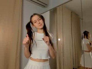 maebeste pretty teen cam girl wants getting spanks her tight pussy on camera
