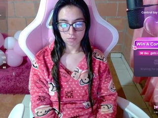 maggie-fox latina cam girl knows that good sex is healing everything