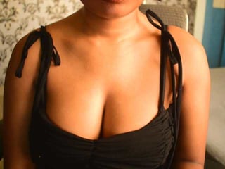 indianpriya depraved brunette cam girl presents her pussy sodomized