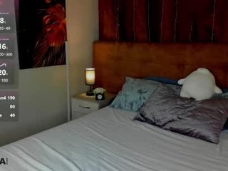 mia_e1fie teen cam girl plays with her tight pussy