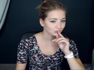 emmi_rosee cute girl likes close-up pussy and ass in private chat room