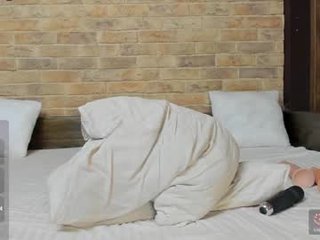 lizzyvixxx big tits cam babe is curious about squirting techniques