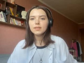 frosted_bloom cute cam girl loves her feet showing on camera