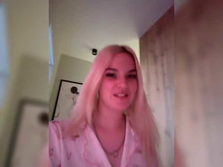 lerek blonde teen cam babe plays with her tight asshole
