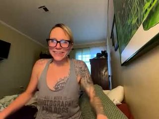 juneafterhours cam girl with small tits wants with a guy on camera
