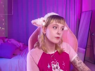 emma_thomps smoking cam girl showing her tattooed body online