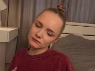 windylesiak naked cute cam babe in the chatroom wants a holiday fucking