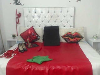sweetbigcat latina cam babe brings live sex to him online