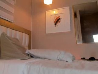 isabela__x latina cam girl likes to sit naked on camera