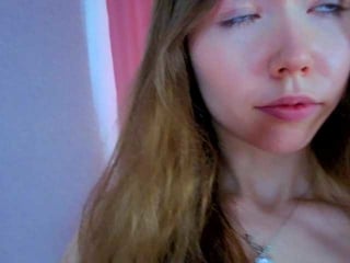 honeyahegao european cam babe rubs her smooth pussy till she cums