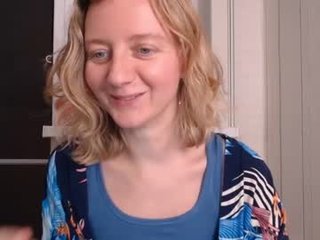 elly_helly cam milf plunges her fingers into her hairy pussy online