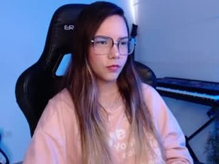 kay_avrill naked cam girl wants fucks herself with sex toy in adult chatroom