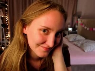 kaciedudzik cute cam girl loves her feet showing on camera