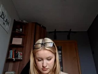 ilianamessersmith explore depths of yummy teenage pussy online