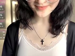 dodiebabikian teen cam babe wants kiss on pussy online