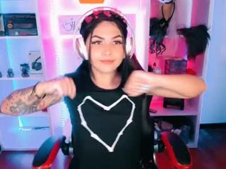 whites_emma cam babe likes squirting after getting pleasure from masturbation