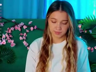 aliviafarrell cute teen cam girl loves fucked in the ass online
