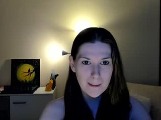 gretamiln cam babe with small tits offers lick her wet pussy online