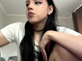 arlareily deutsch teen cam babe plays with her soaked hole