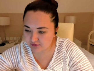 molliewaltman teenage cam girl plays with her oiled pussy in the chatroom