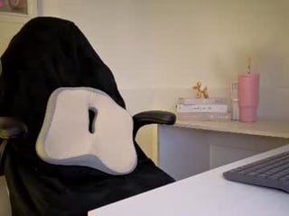 nebetcolin cam girl with a beautiful feet and ass