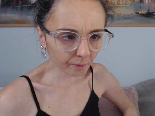 cleophee brunette white cam babe wants her pussy stretched