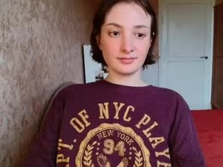 bitch_little_ass bitchy cam babe plays with her pussy online