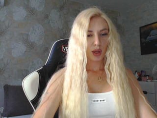 18kristy778 blonde white cam babe wants her pussy stretched