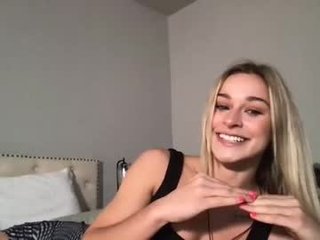 baby_tav cute cam girl in beautiful lingerie in the chatroom