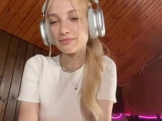 janicesivertsen tattooed teen cam slut teasing it on a sex cam