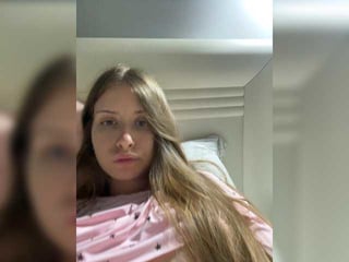 luxukisska teen cam babe wants kiss on pussy online