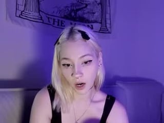 cupcakesoul beautiful cam babe has the ever-willing mens at her service, and she uses him for all he's good for